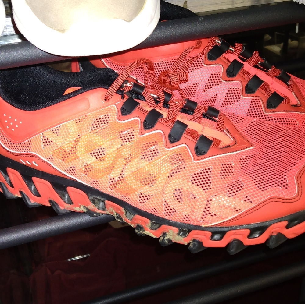 Tennis shoes